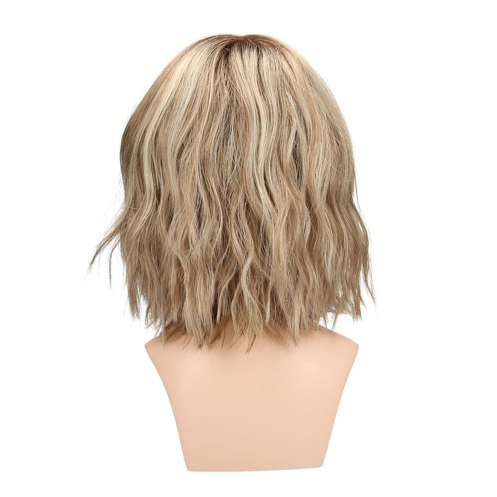 Perücke Miri von trendhair. Blond mit Pony, auf einem Schaufensterkopf. Rückansicht.