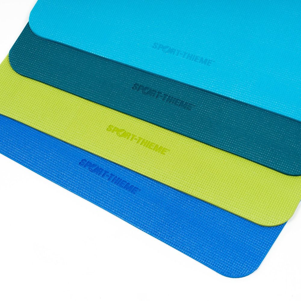 Drei Yogamatten in Blau, Grün und Türkis. Aufschrift SPORT-THIEME. Überlappend angeordnet.