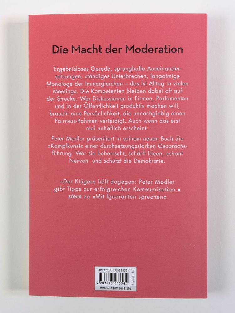 Buchrückseite, roter Hintergrund. Titel: Die Macht der Moderation. Text. ISBN-Code. Verlag: Campus. Preis. Autor: Peter Modler.