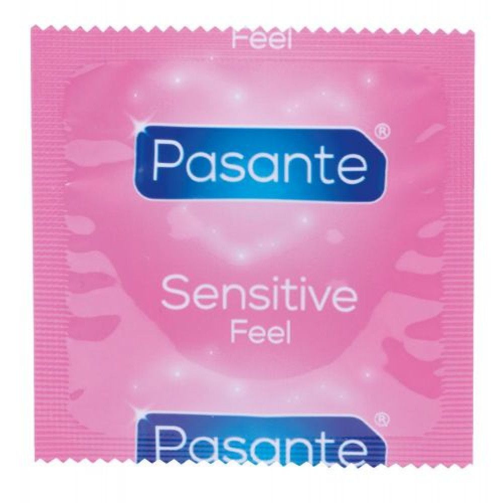 Rosa Kondom-Verpackung. Aufdruck: Pasante Sensitive Feel. Blaues Logo.