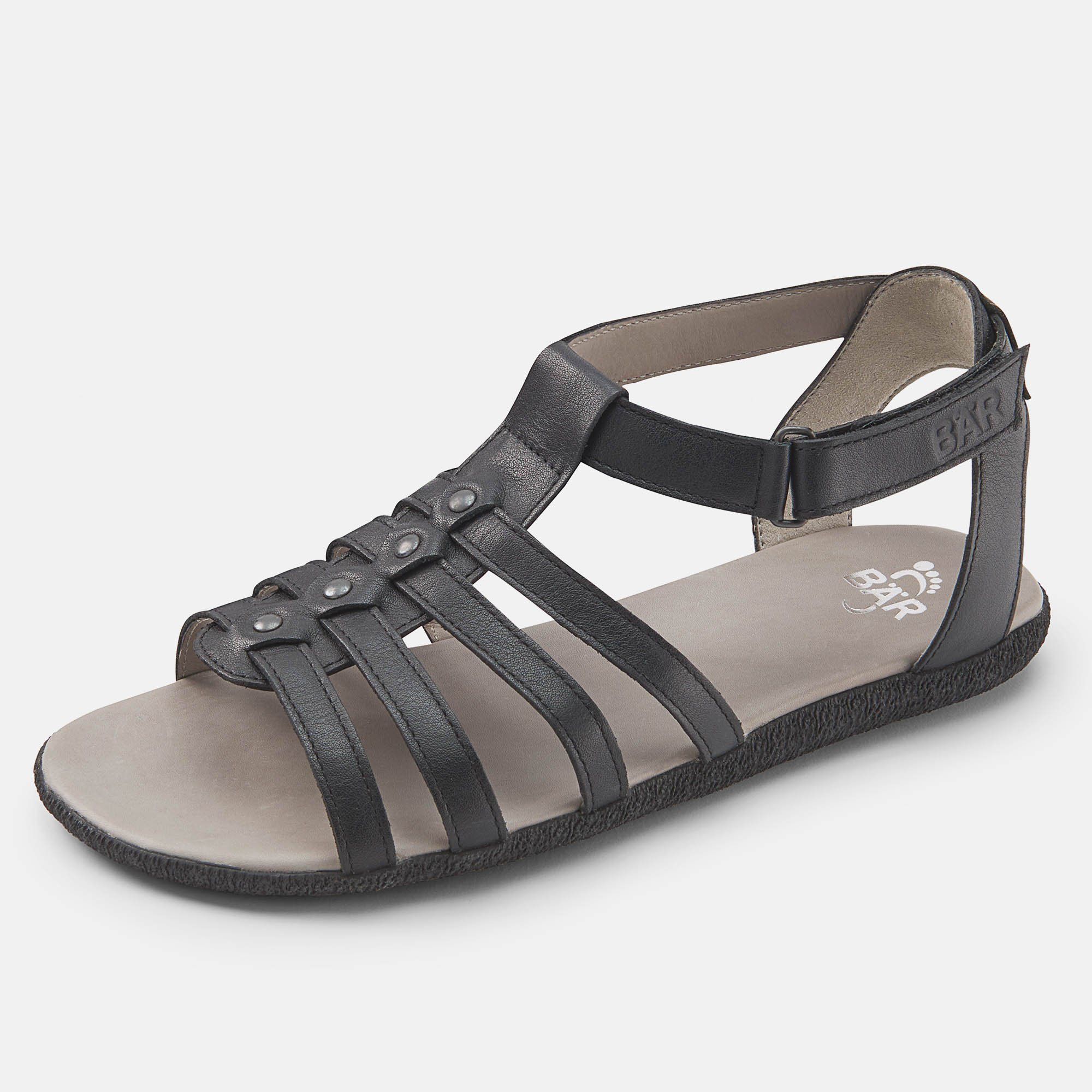 Schwarze Sandale mit Riemen, breite Passform. Marke BÄR. Graue Innensohle, Klettverschluss. Ansicht von der Seite.
