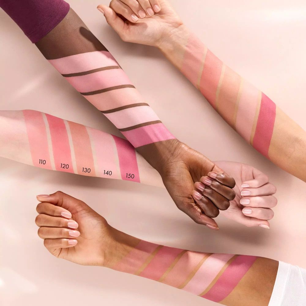 Arme mit verschiedenen Hauttönen zeigen Rouge-Farben. Farbverläufe von hell bis dunkel. Produktnummern 110-150.