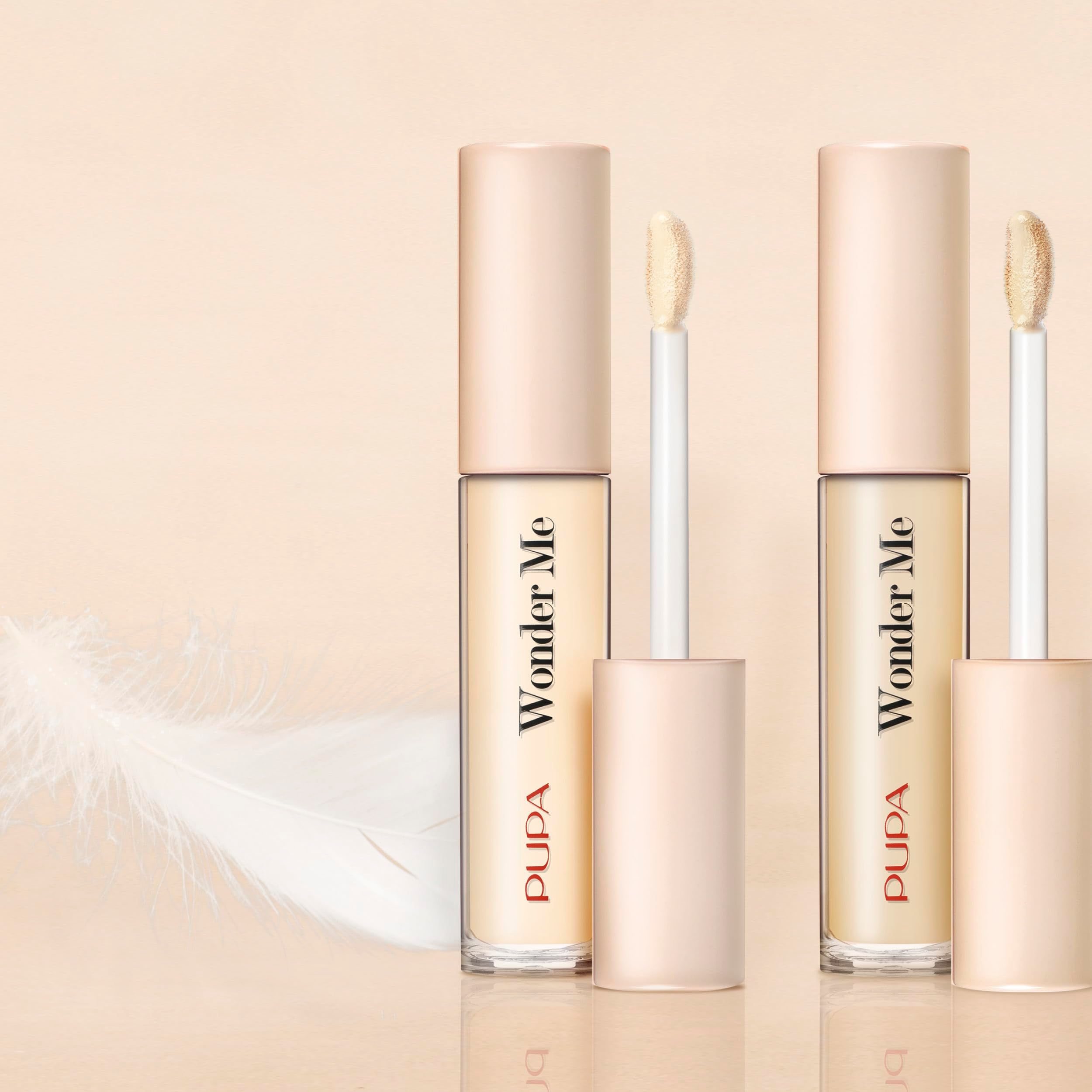 Zwei Pupa Wonder Me Fatigue Eraser Concealer Flakons mit Applikatoren, Feder im Hintergrund.