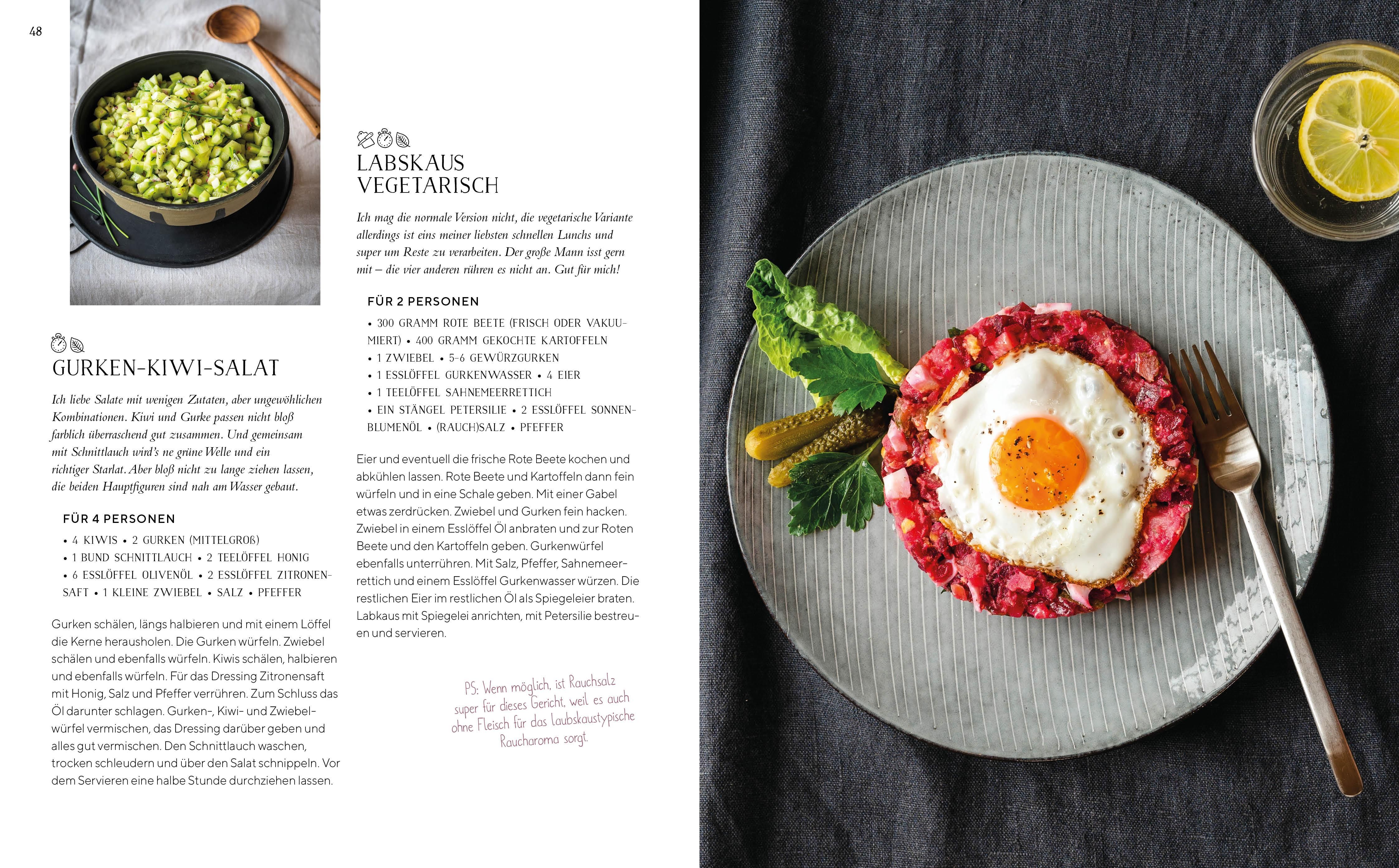 Buchseite mit Rezepten. Oben links Gurken-Kiwi-Salat, rechts Labskaus vegetarisch mit Spiegelei. Text in Deutsch.