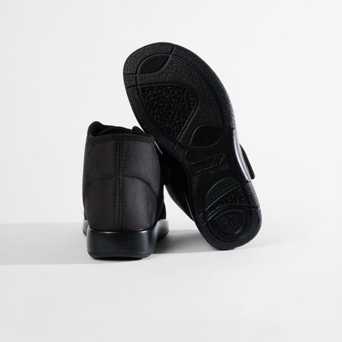 Schwarze Damenschuhe mit Klettverschluss, von der Seite betrachtet.