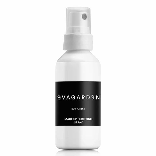 Weiße Flasche mit schwarzem Etikett. Aufschrift: evagarden, 80% Alcohol, MAKE UP PURIFYING SPRAY.