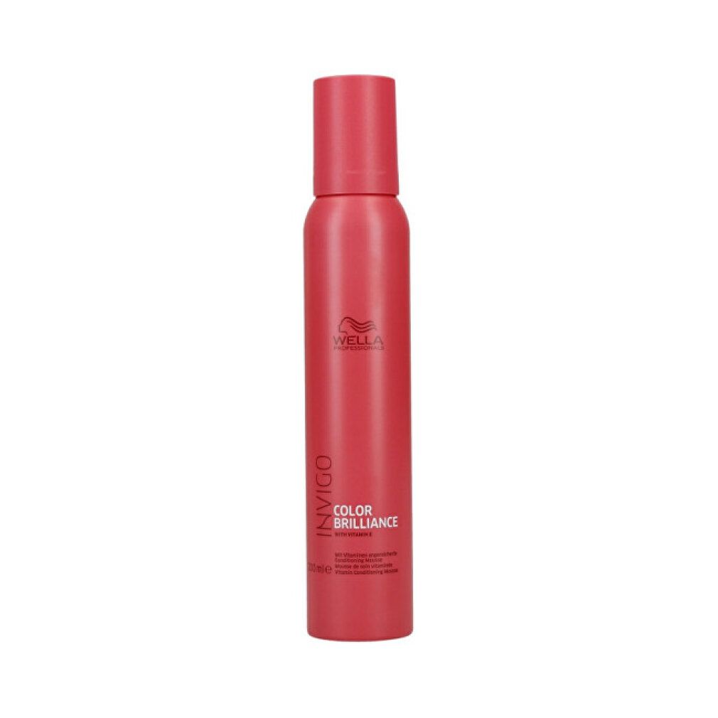 Rote Sprühflasche mit Wella Invigo-Logo. Text: Color Brilliance. Zylindrische Form mit Sprühkopf. Auf weißem Hintergrund.