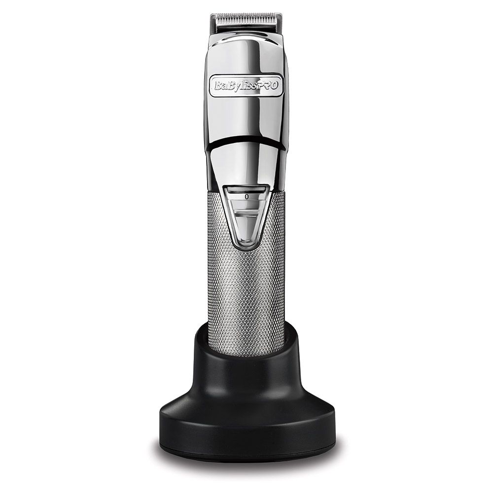 Haarschneidemaschine in einer schwarzen Ladestation. Silberfarbenes Gehäuse mit geriffelter Oberfläche. BaByliss Pro Logo.