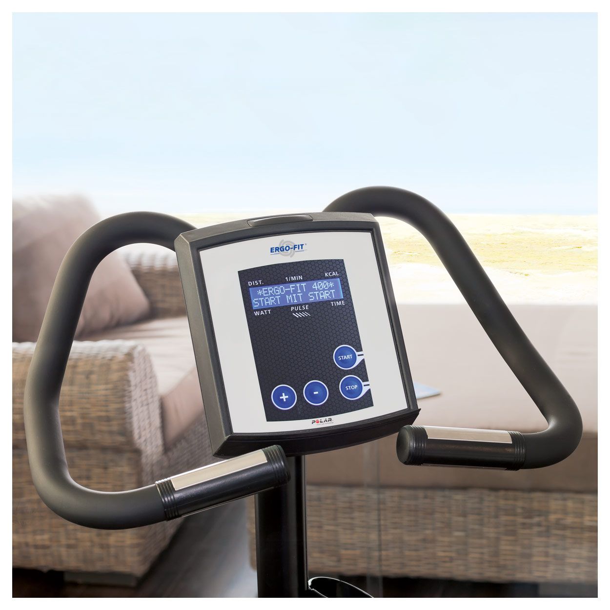 Display des Ergometer Cycle 400. Zeigt Trainingsdaten an. Schwarze Griffe. Marke: ERGO-FIT und POLAR.