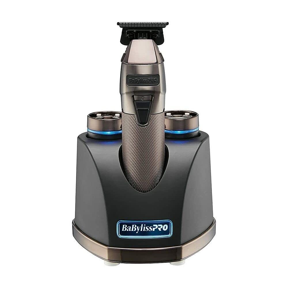 Barttrimmer mit Ladestation. Schwarz und Bronze. BaBylissPRO-Logo. Zwei Ladeanschlüsse mit blauen Lichtern.