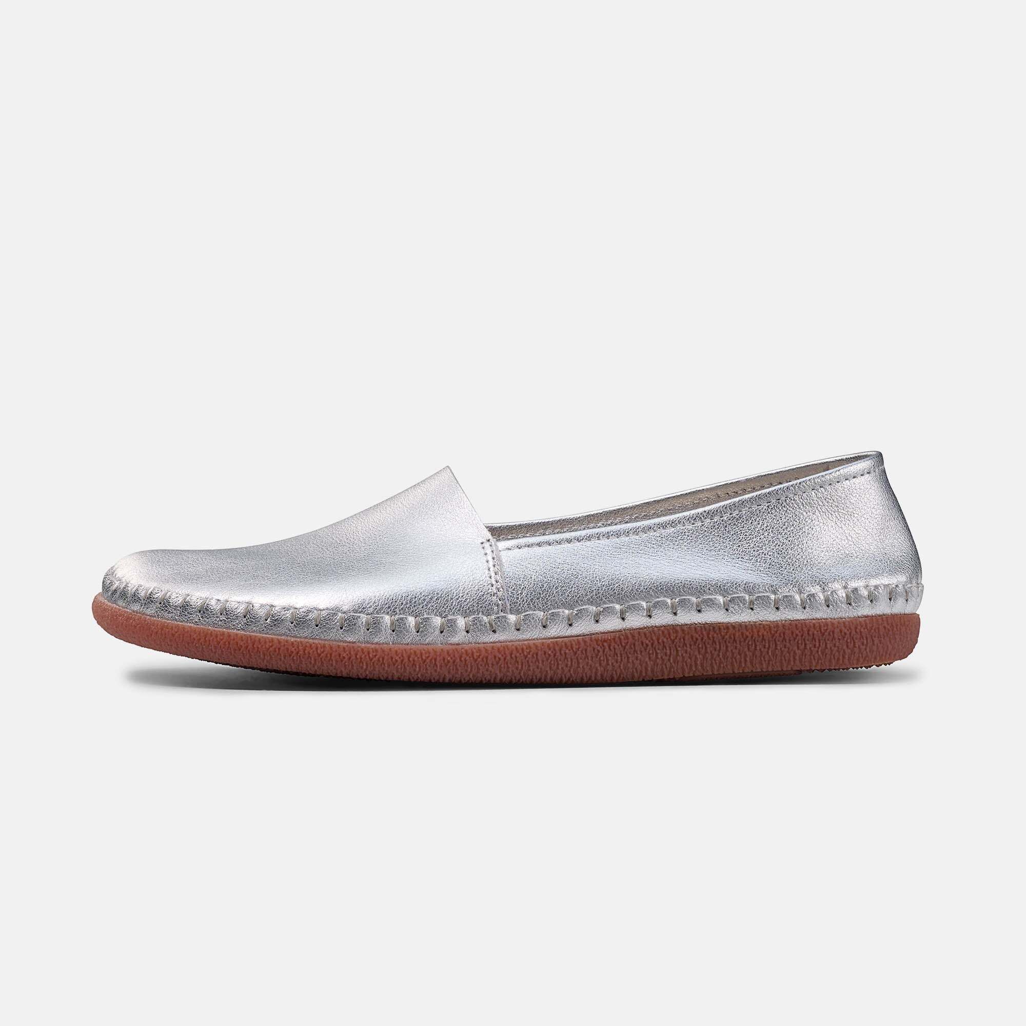 Seitenansicht eines silbernen Unisex-Slippers mit breiter Passform, Leder.