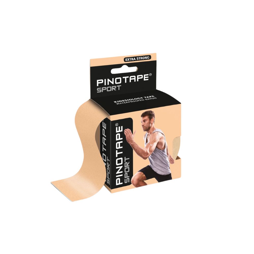 Kinesiologie-Tape in Pfirsichfarbe, aus der Verpackung gerollt. Aufdruck: PINOTAPE SPORT. Verpackung mit Abbildung eines Sportlers.