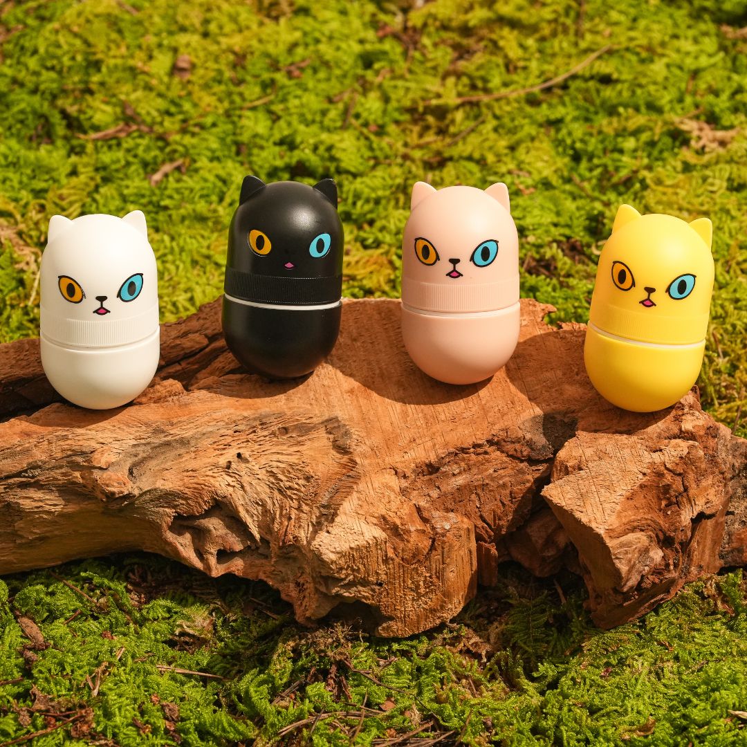 Vier Haruen Oil Monster in Katzenform, auf Holz. Farben: Weiß, Schwarz, Rosa, Gelb. Jedes hat eine andere Augenfarbe.