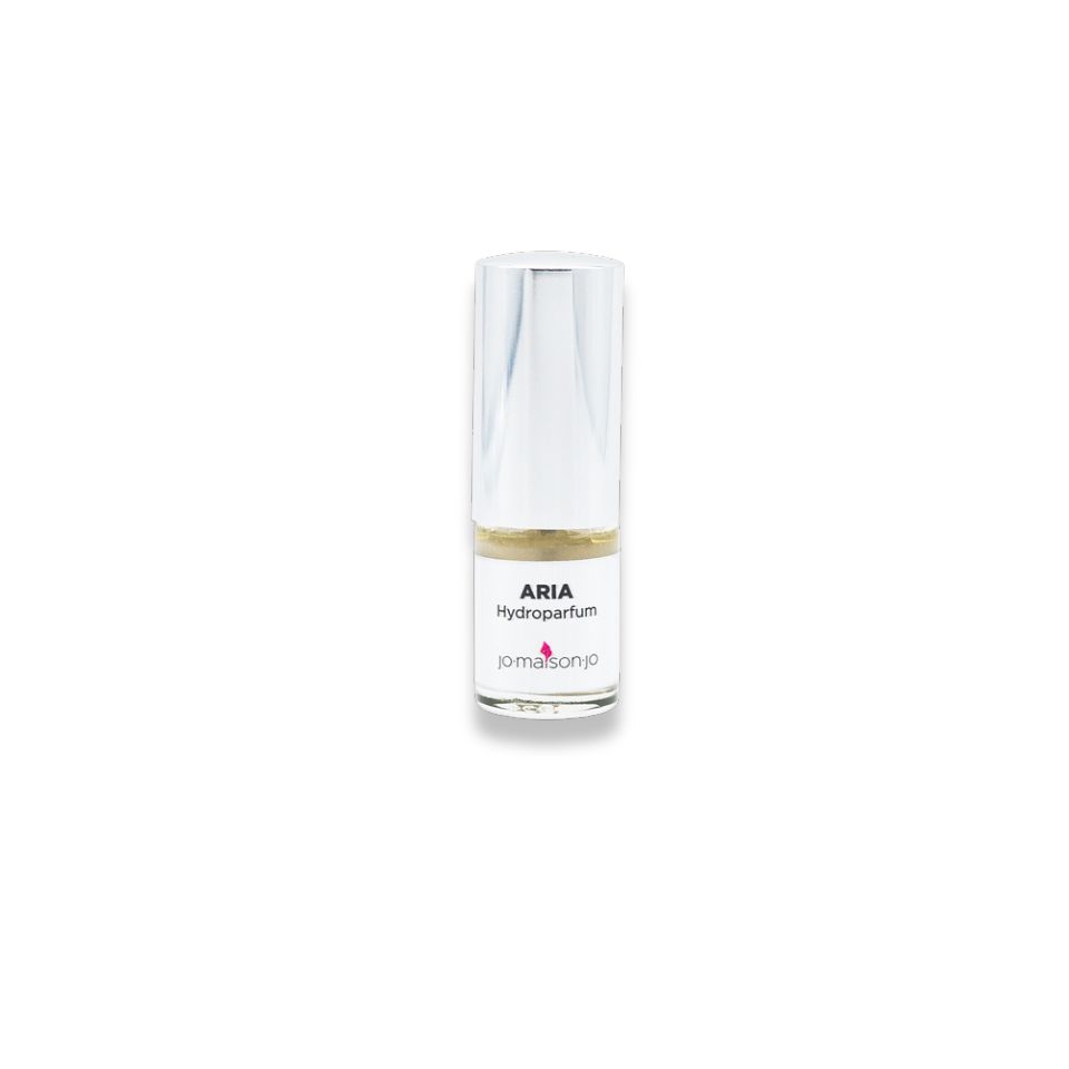 Piccola bottiglia cilindrica con tappo bianco. L'etichetta riporta "ARIA Hydroparfum" e "jo maison jo".