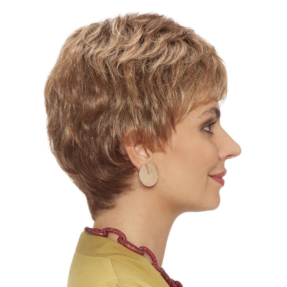 Kurzhaarperücke, blond-braun, Seitenansicht. Frau mit Ohrringen und roter Halskette. Auf hellem Hintergrund.