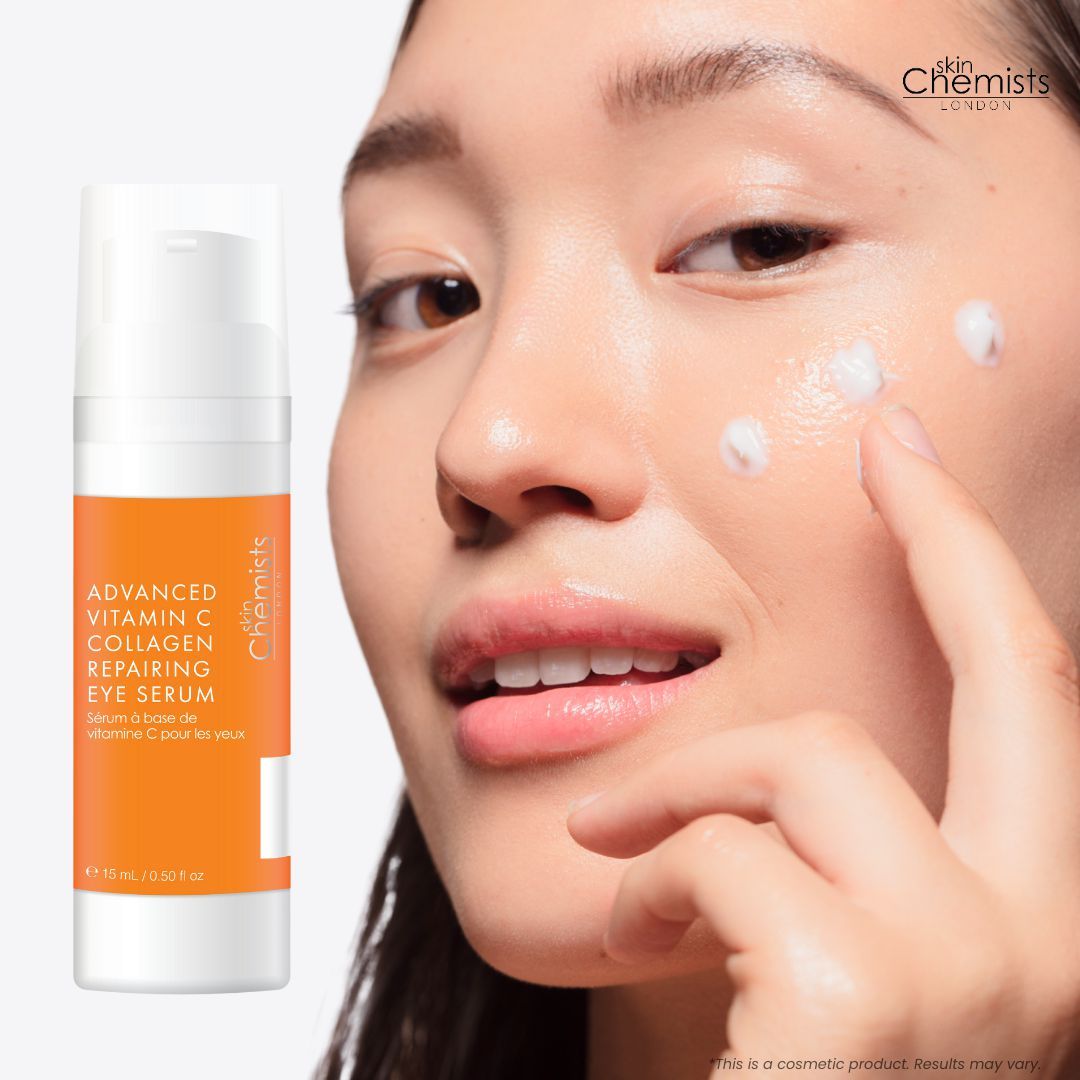 Eine Flasche mit orangefarbenem Etikett neben einem Gesicht. Auf dem Gesicht sind Tropfen. Auf dem Etikett steht "Advanced Vitamin C Collagen Repairing Eye Serum".