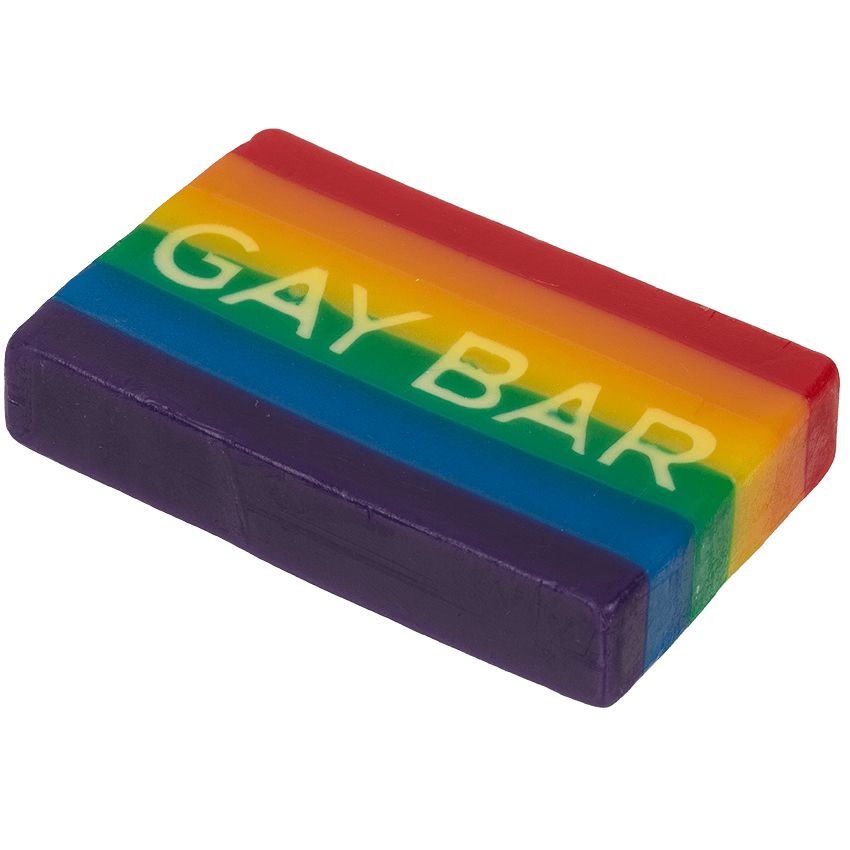 Regenbogenfarbene Seife mit dem Schriftzug GAY BAR. Rechteckige Form, leicht schräg.