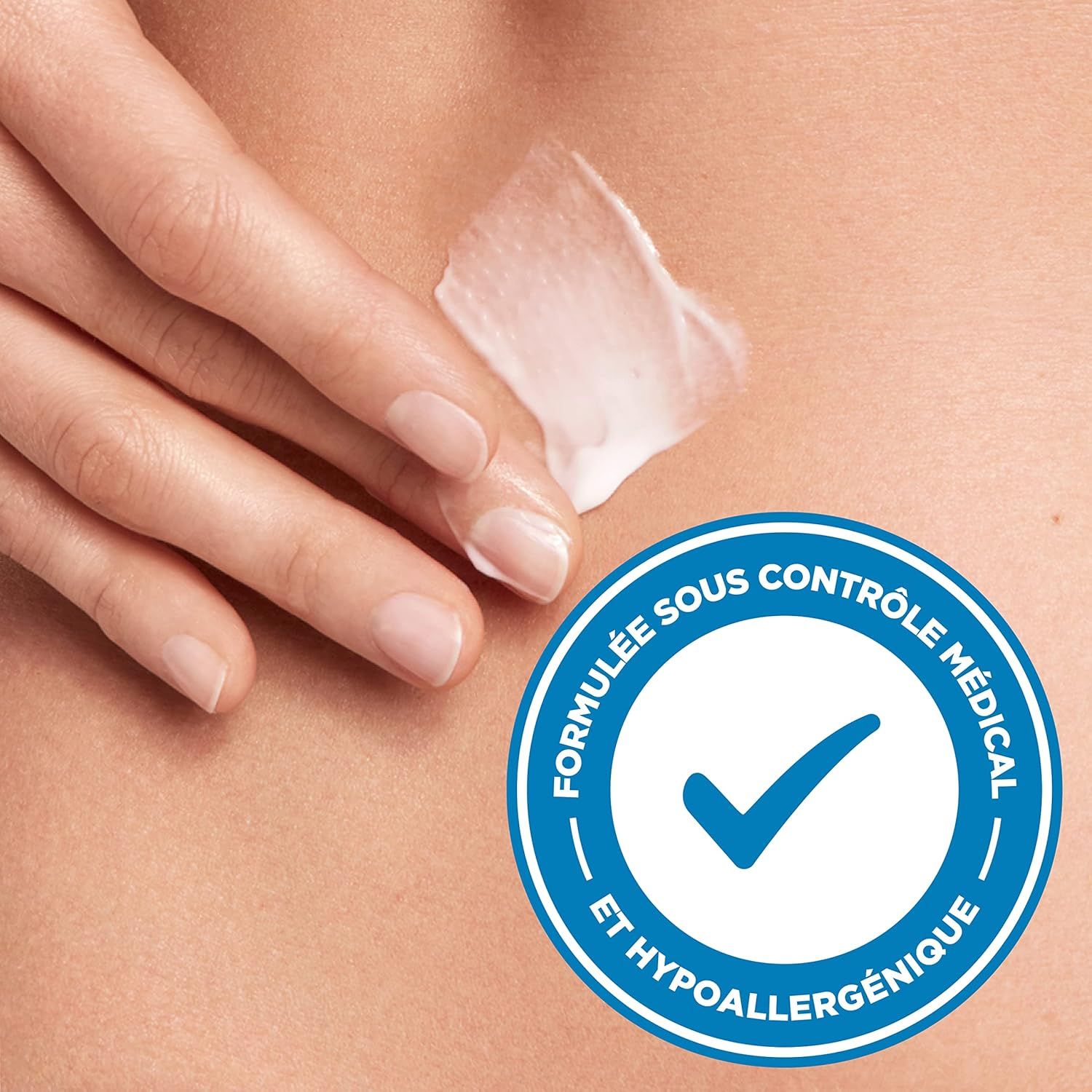 Hand trägt Creme auf Haut auf. Text: Formuliert unter medizinischer Kontrolle und hypoallergen.