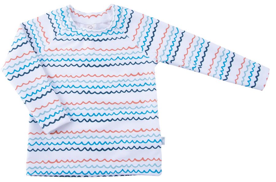 Weißes Langarmshirt mit Wellenmuster in Blau, Türkis und Orange. Rundhalsausschnitt. Kleines Logo am Saum.