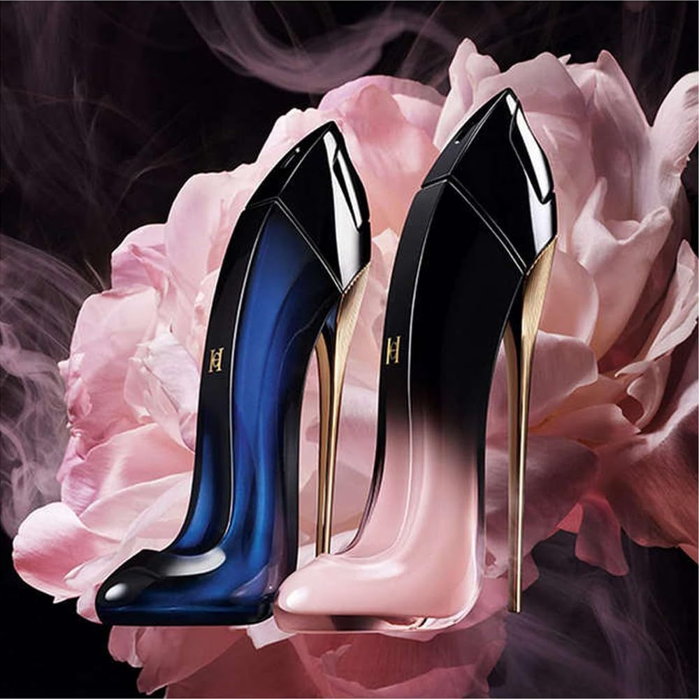 Zwei Schuhflakons. Blau und pink. Goldener Absatz. Auf rosa Hintergrund. Mit Blüten.