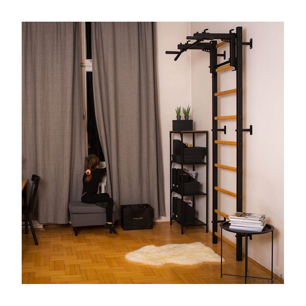 Sprossenwand mit Klimmzugstange in Wohnraum. Holz- und Metallkonstruktion. Kind am Fenster. Möbel.