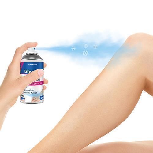Hand sprüht Lifemed Kühlspray auf ein Bein, mit blauen Kühleffekten.