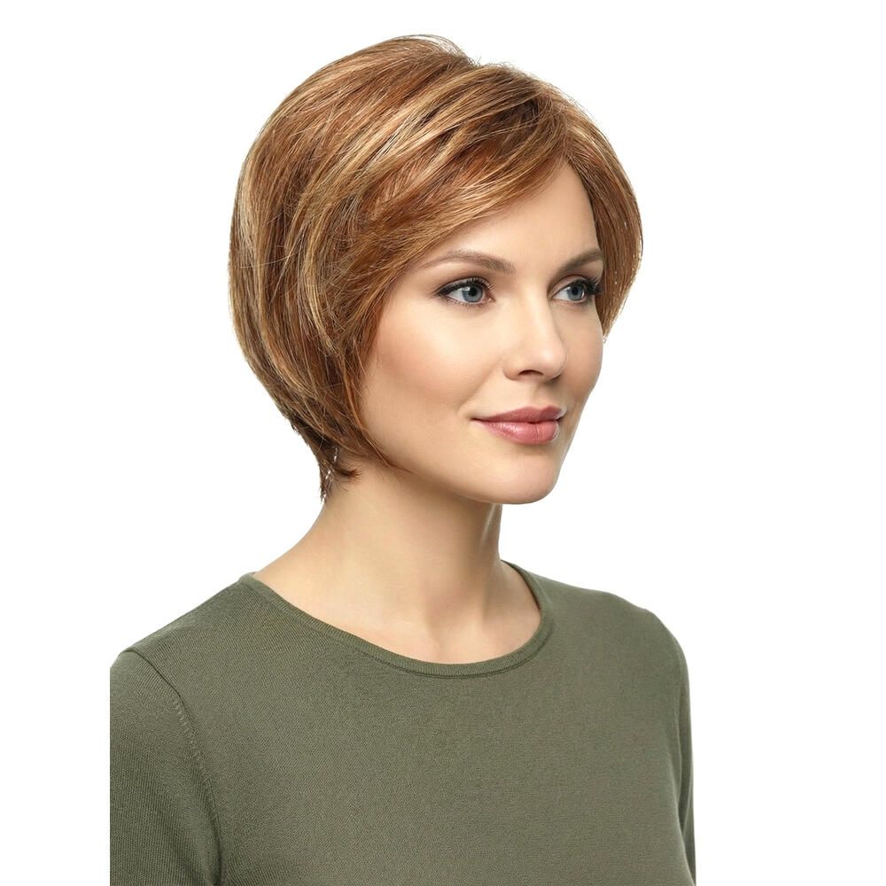 Kurzhaarperücke mit braun-blondem Farbverlauf. Dreiviertelansicht einer Frau mit grünem Oberteil.