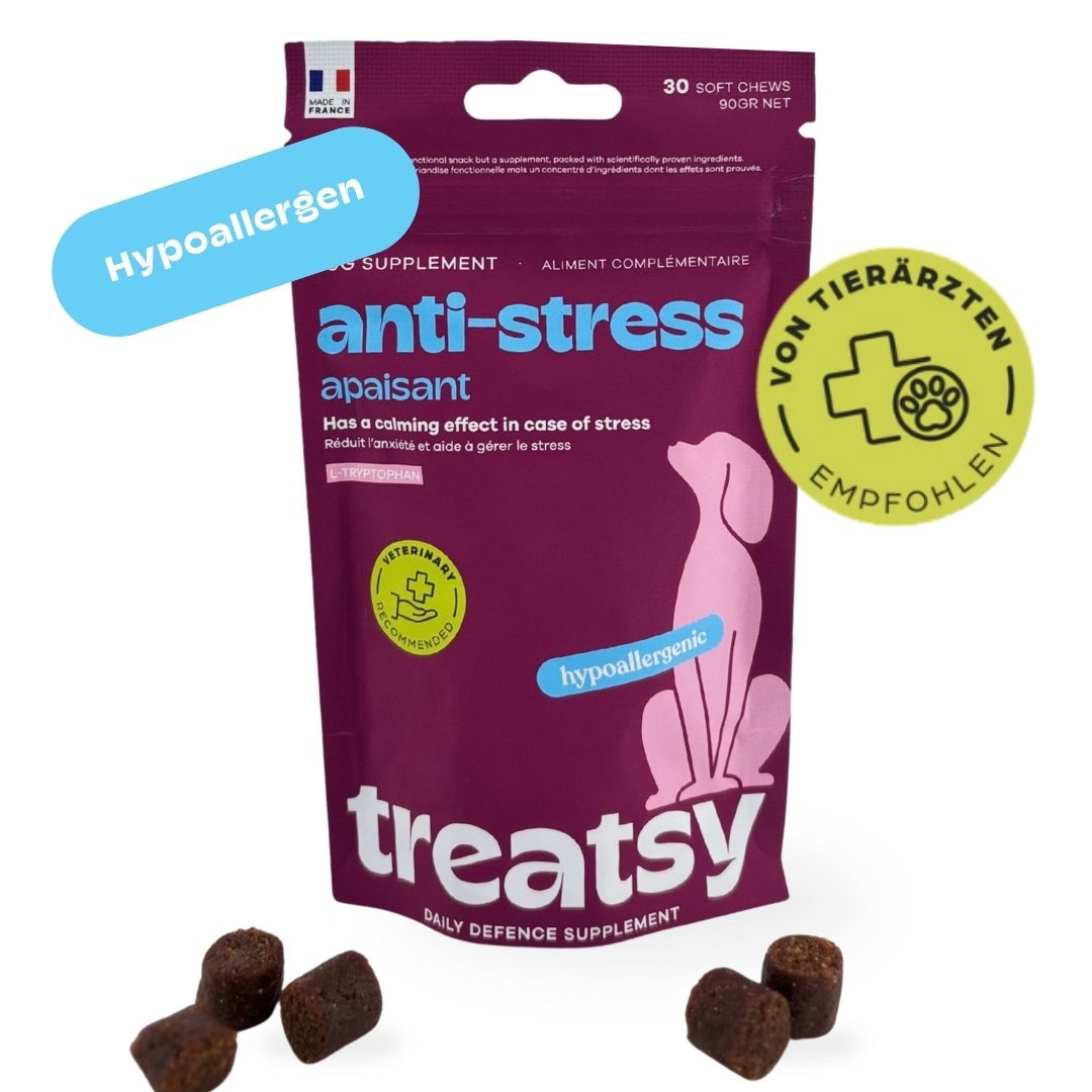 Beutel mit Anti-Stress-Ergänzungsfuttermittel für Hunde. Mit Aufklebern: 'Hypoallergen' und 'Von Tierärzten empfohlen'. Marke: Treatsy.
