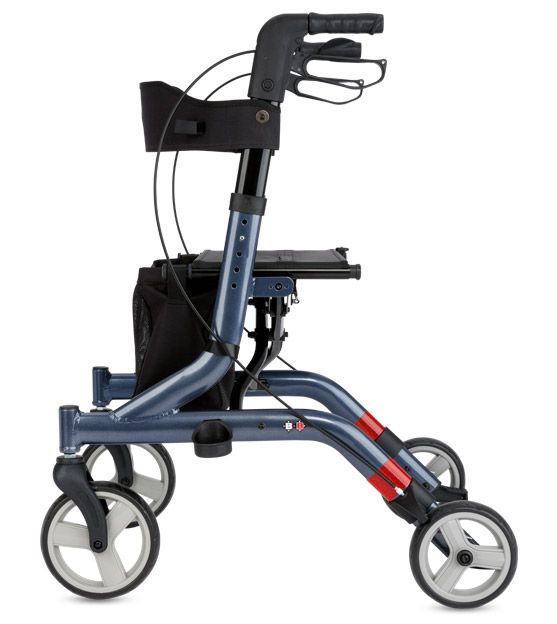 Rollator in Seitenansicht. Blau-grauer Rahmen, vier Räder, Sitz, Rückengurt und Korb. Griffe und Bremsen. Rote Akzente.