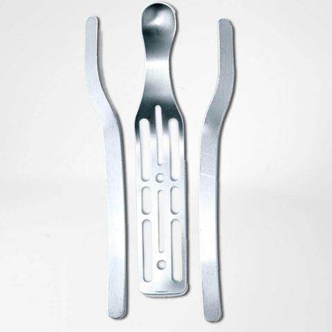 Metallschienen für Handgelenkorthese. Drei Schienen, eine mit Löchern, zwei gebogen.
