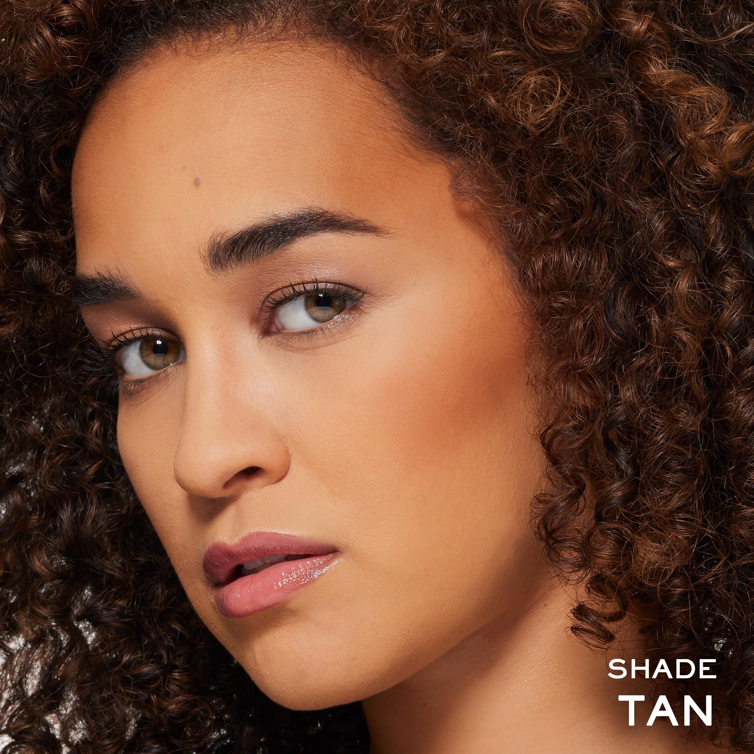 Nahaufnahme einer Frau mit gebräunter Haut. Auf der Wange ist das Produkt aufgetragen. Text: Farbton Tan.