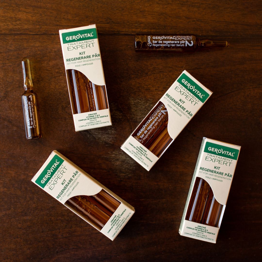 Gerovital Expert Kit Regenerare Păr. Mehrere Schachteln und Ampullen auf Holzoberfläche.