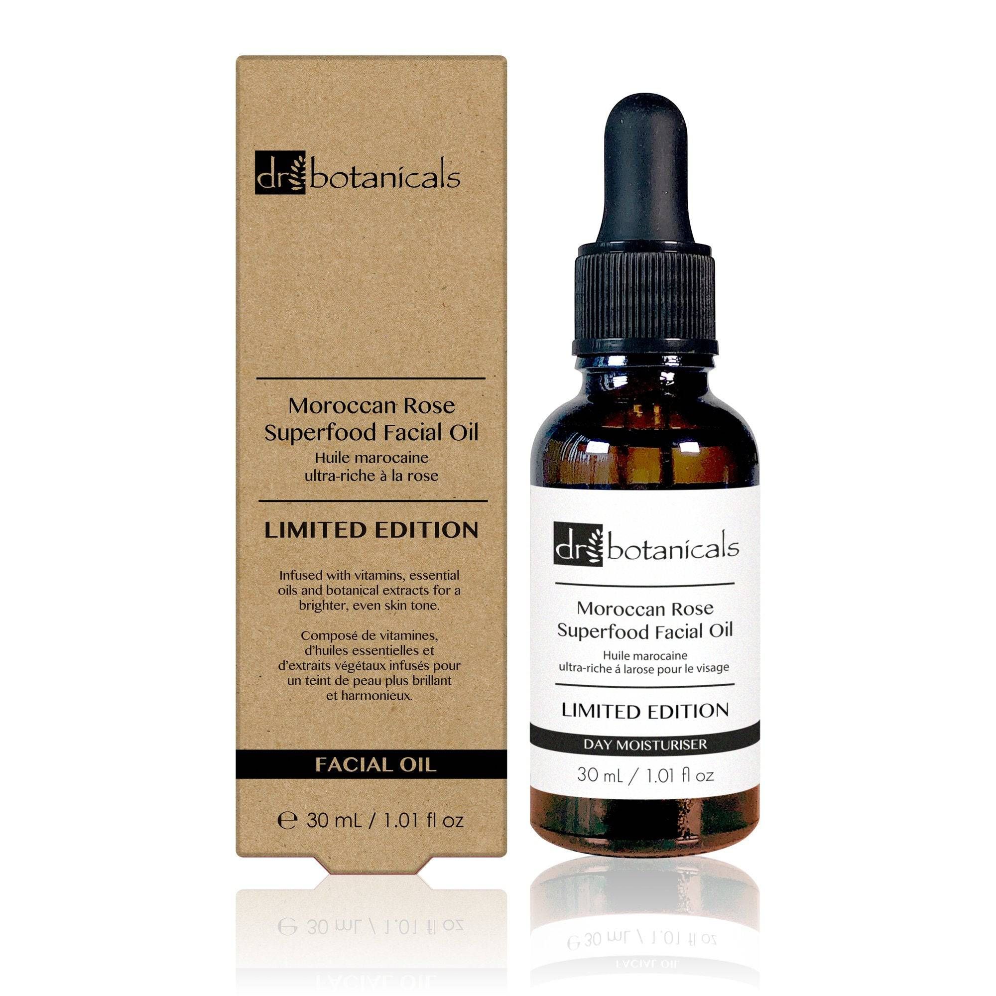 Braune Glasflasche mit Pipette und Etikett. Aufschrift: Moroccan Rose Superfood Facial Oil. Begleitende Pappschachtel.