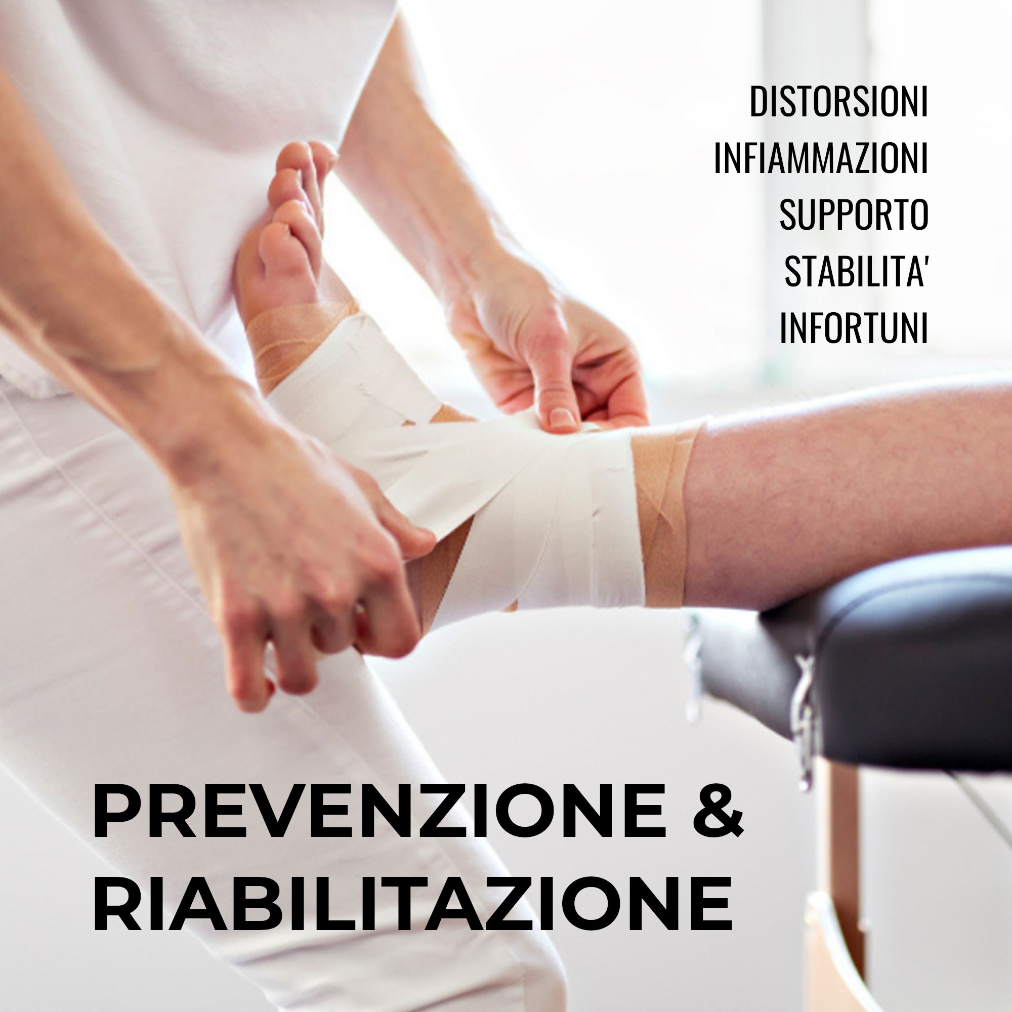 Ein Fuß wird mit weißem Sporttape bandagiert zur Prävention und Rehabilitation.