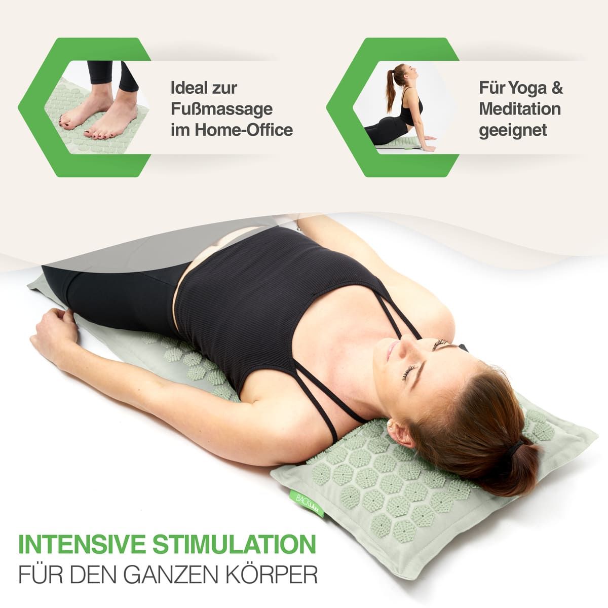 Frau liegt auf Akupressurmatte und Kissen. Text: Ideal zur Fußmassage im Home-Office. Für Yoga & Meditation geeignet. Intensive Stimulation für den ganzen Körper.