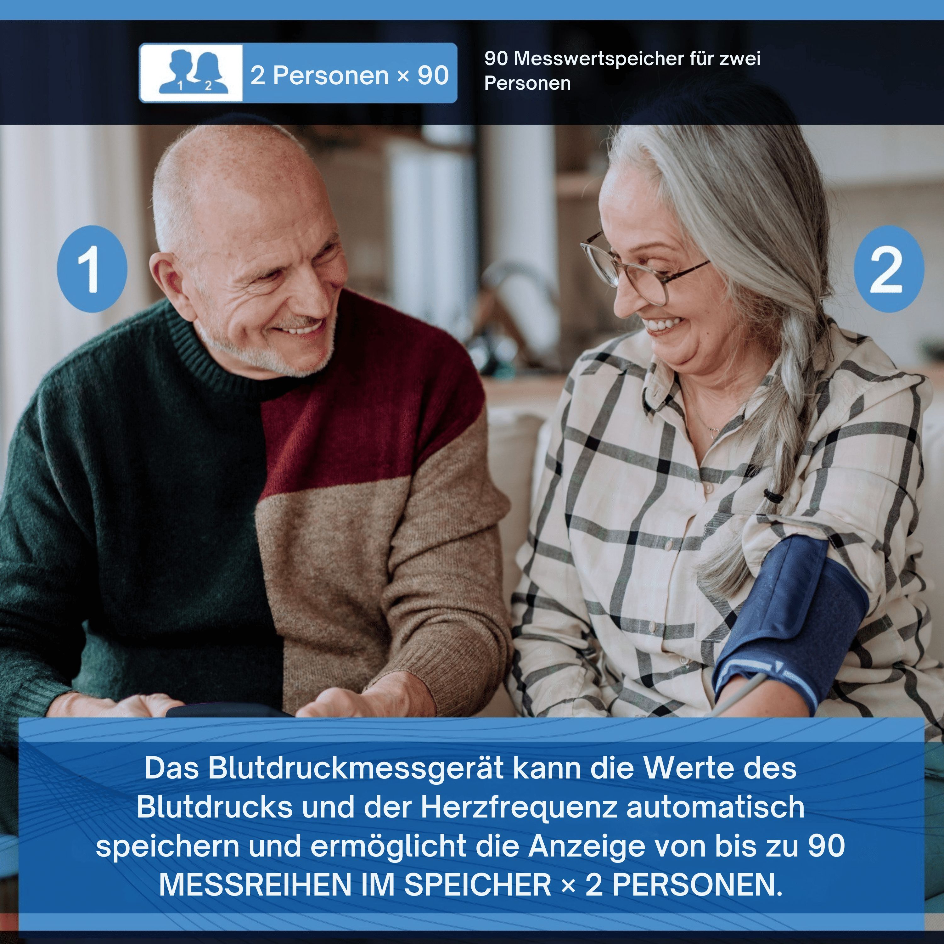 Ein älteres Paar lächelt sich an. Die Frau trägt eine Manschette am Arm für ein Blutdruckmessgerät.