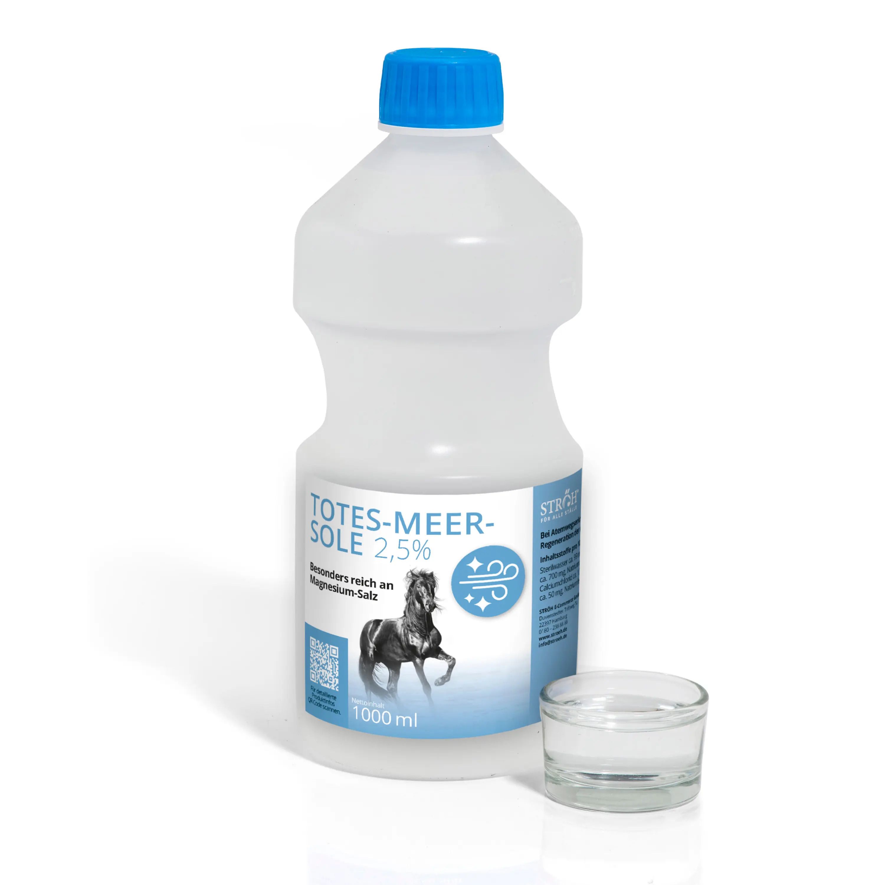 Flasche STRÖH Totes-Meer-Sole 2,5% mit blauem Deckel und Etikett. Ein kleines Glas daneben. Auf dem Etikett: Pferd, Text und QR-Code.