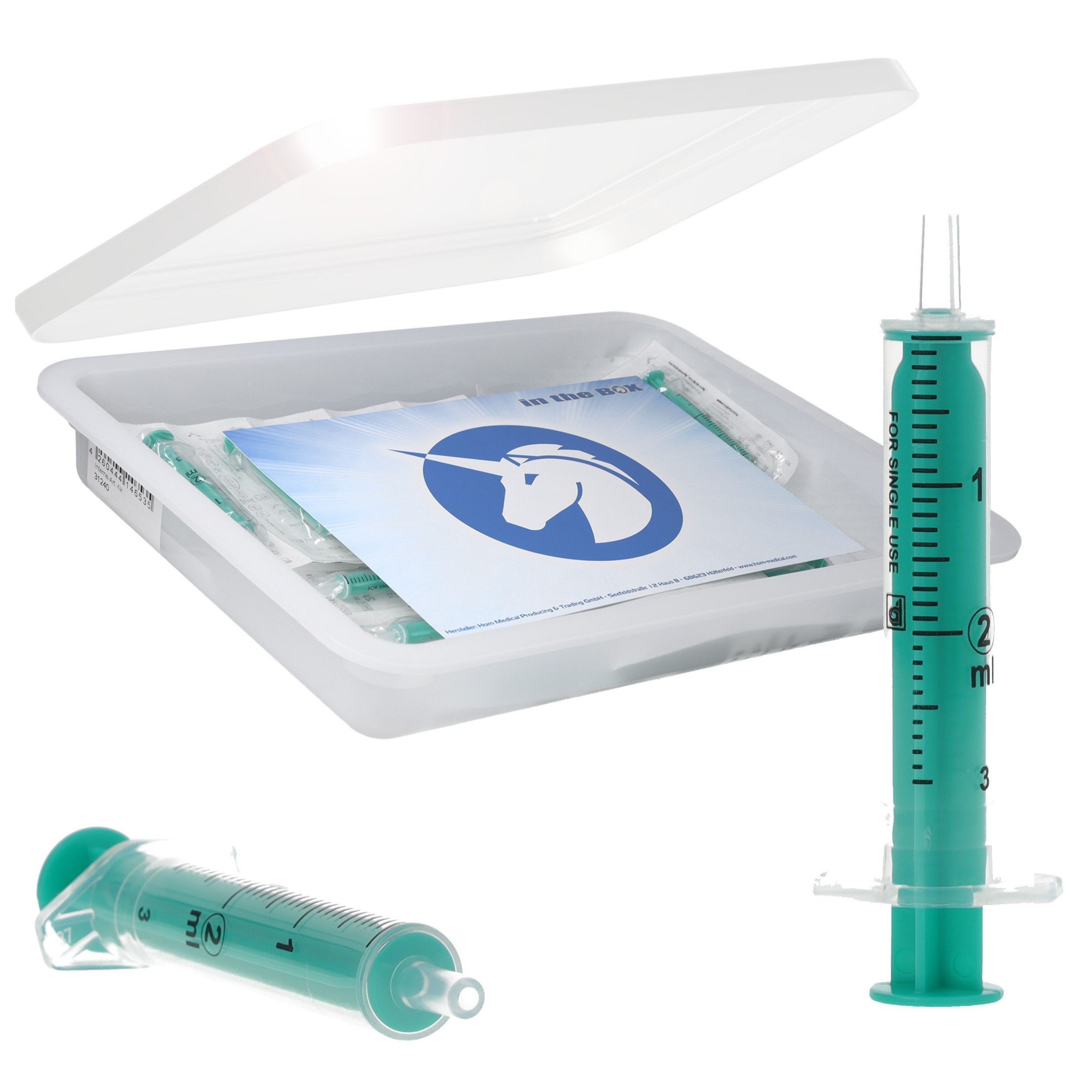 Spritzen-Set in Box. Einzelne sterile 2 ml Einwegspritzen, grün. Box mit Deckel, teilweise geöffnet. Aufdruck "IN THE BOX".