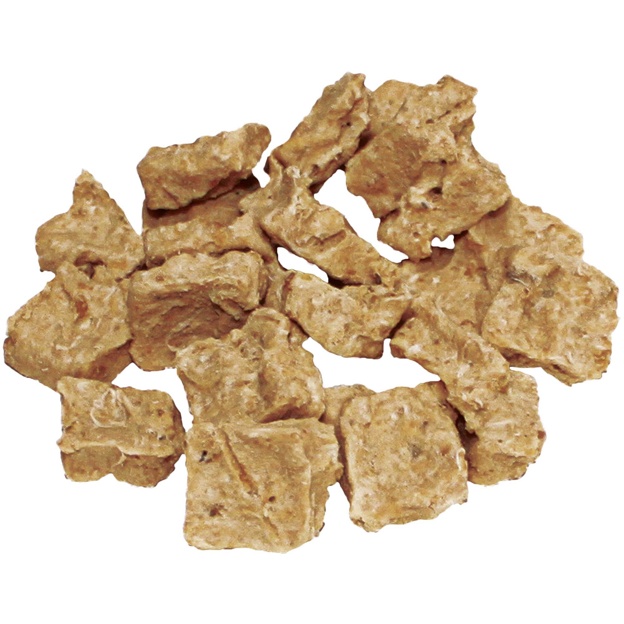 Hundefutter-Nuggets. Eckige, beige Stücke, auf weißem Hintergrund.