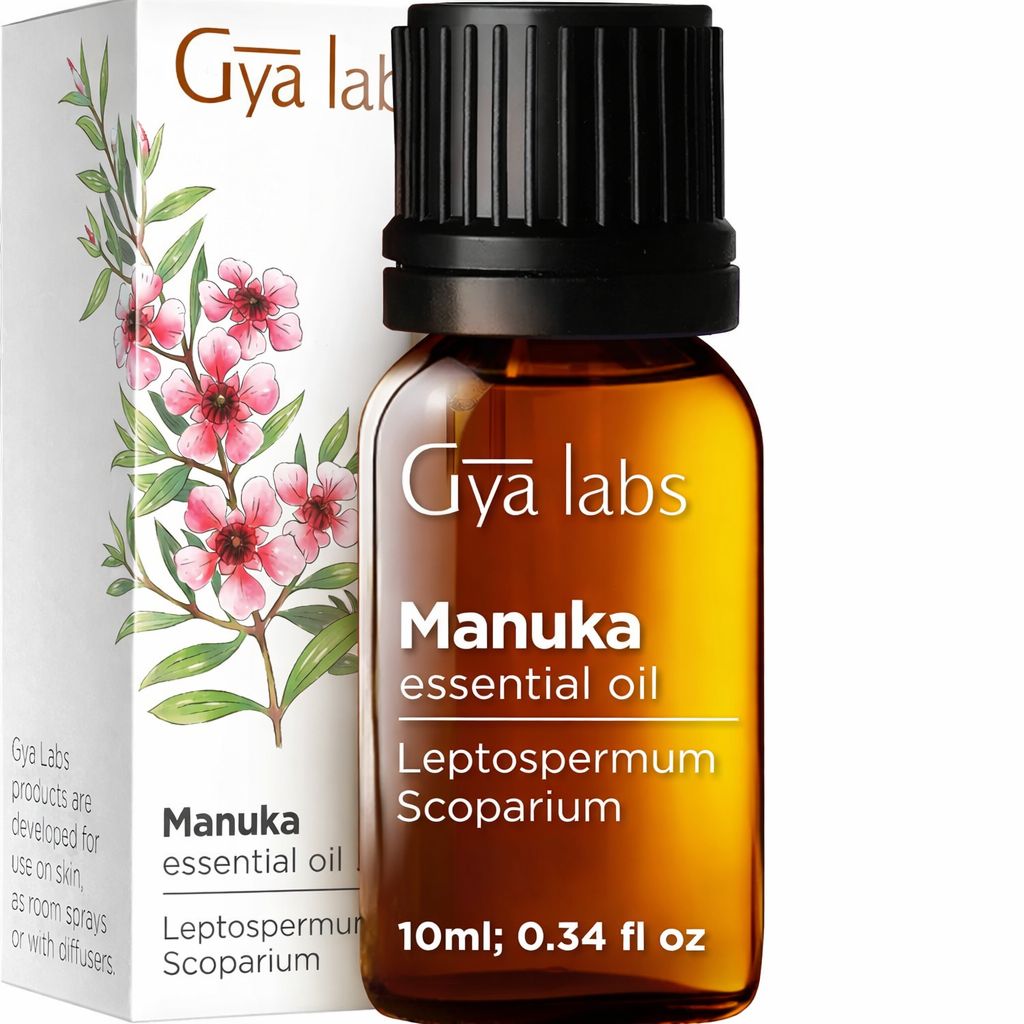 Braune Glasflasche mit schwarzem Deckel. Etikett mit Text "Gya Labs Manuka essential oil". Auf weißer Schachtel platziert.
