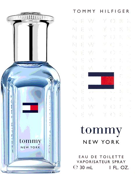 Hellblaues Parfümflakon neben weißer Verpackung. Tommy Hilfiger Logo und Schriftzug "New York" auf beiden.