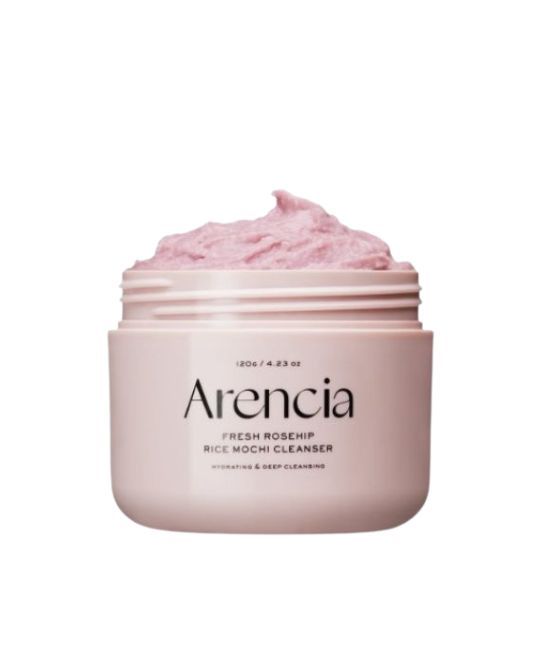 Rosa Creme in einem hellrosa Tiegel. Aufschrift: Arencia, Fresh Rosehip Rice Mochi Cleanser. 120g/4.23 oz.