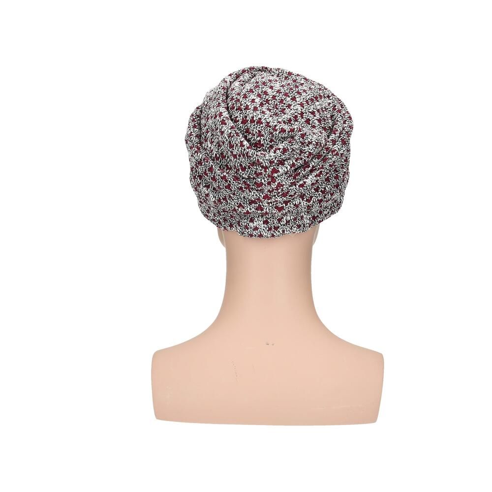 Gestrickter Turban in Grau und Rot mit Muster, von vorne auf einer Schaufensterpuppe gezeigt.