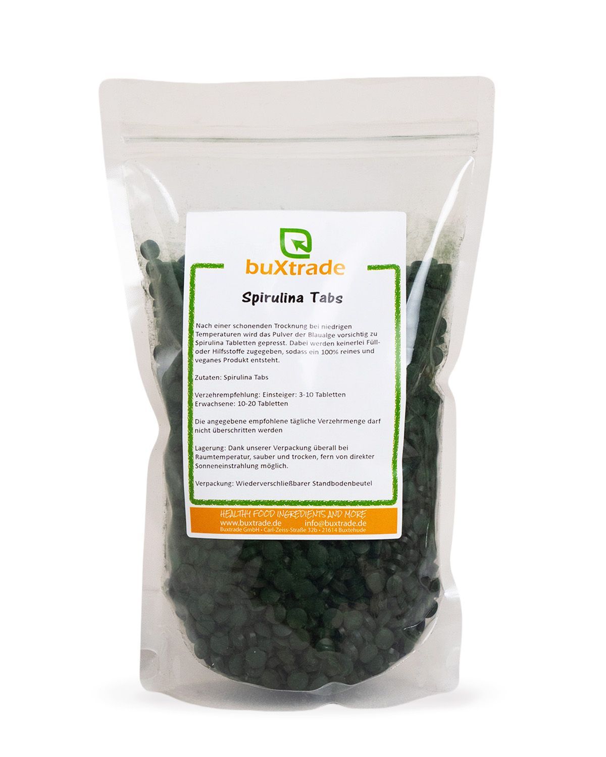 Ein Beutel mit Spirulina-Tabletten, der auf weißem Hintergrund steht.