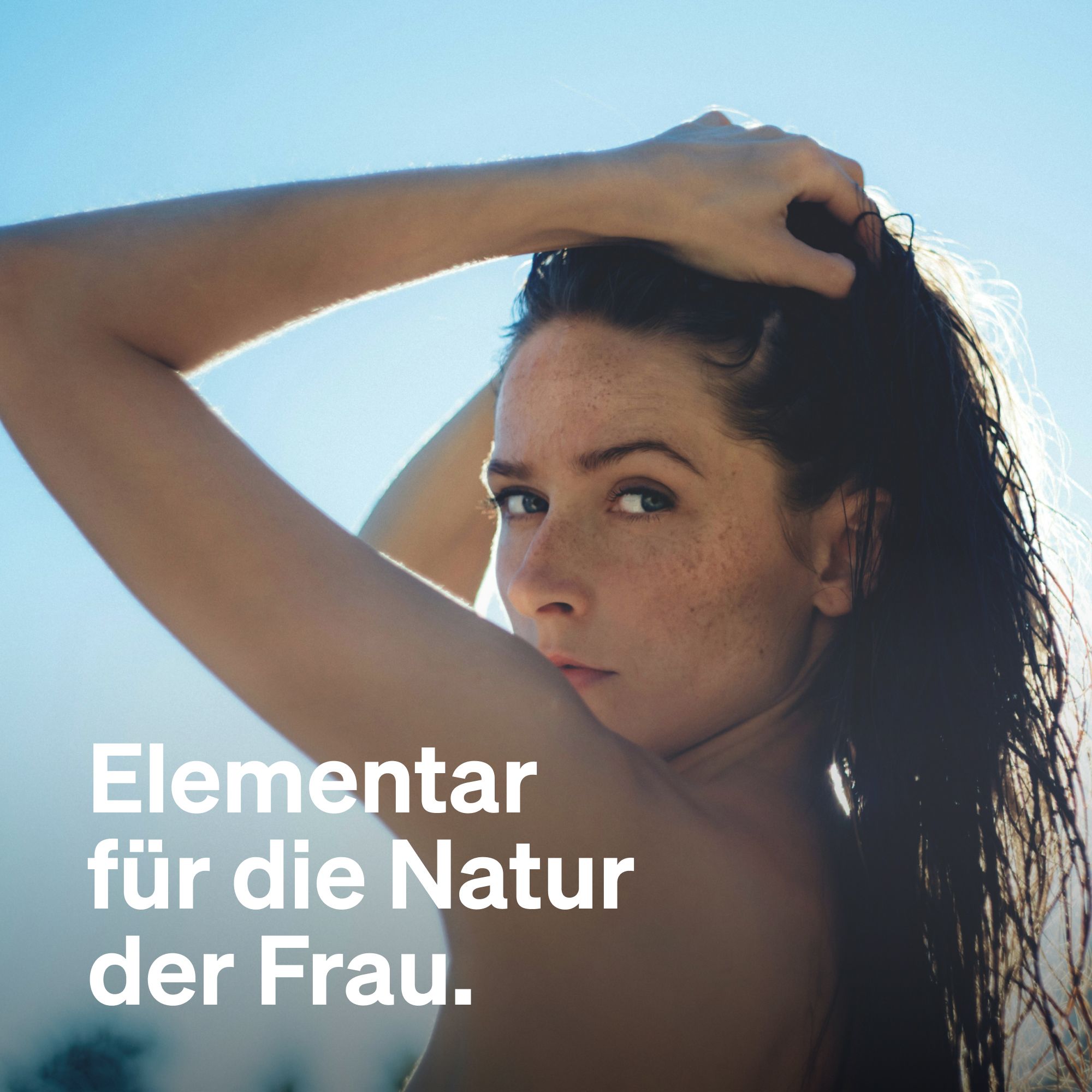 Frau mit nassen Haaren, Blick in die Kamera. Text: Elementar für die Natur der Frau.