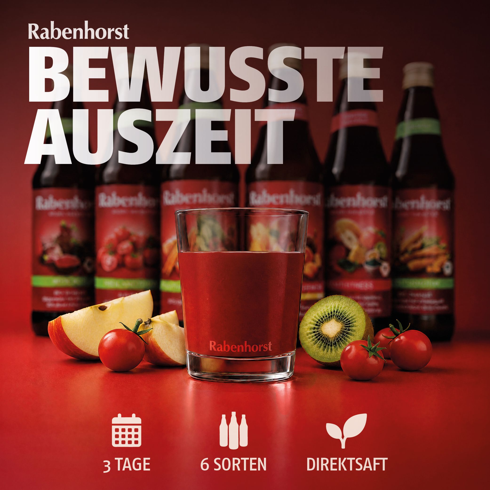 Rabenhorst Saftkur: Sechs Flaschen verschiedener Säfte, umgeben von frischen Früchten und Gemüse.