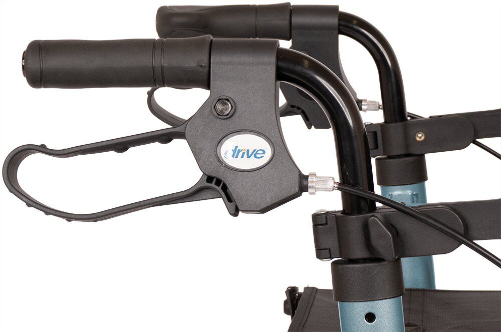 Nahaufnahme der Rollator-Griffe. Schwarze Griffe, Bremsen und das Drive-Logo.