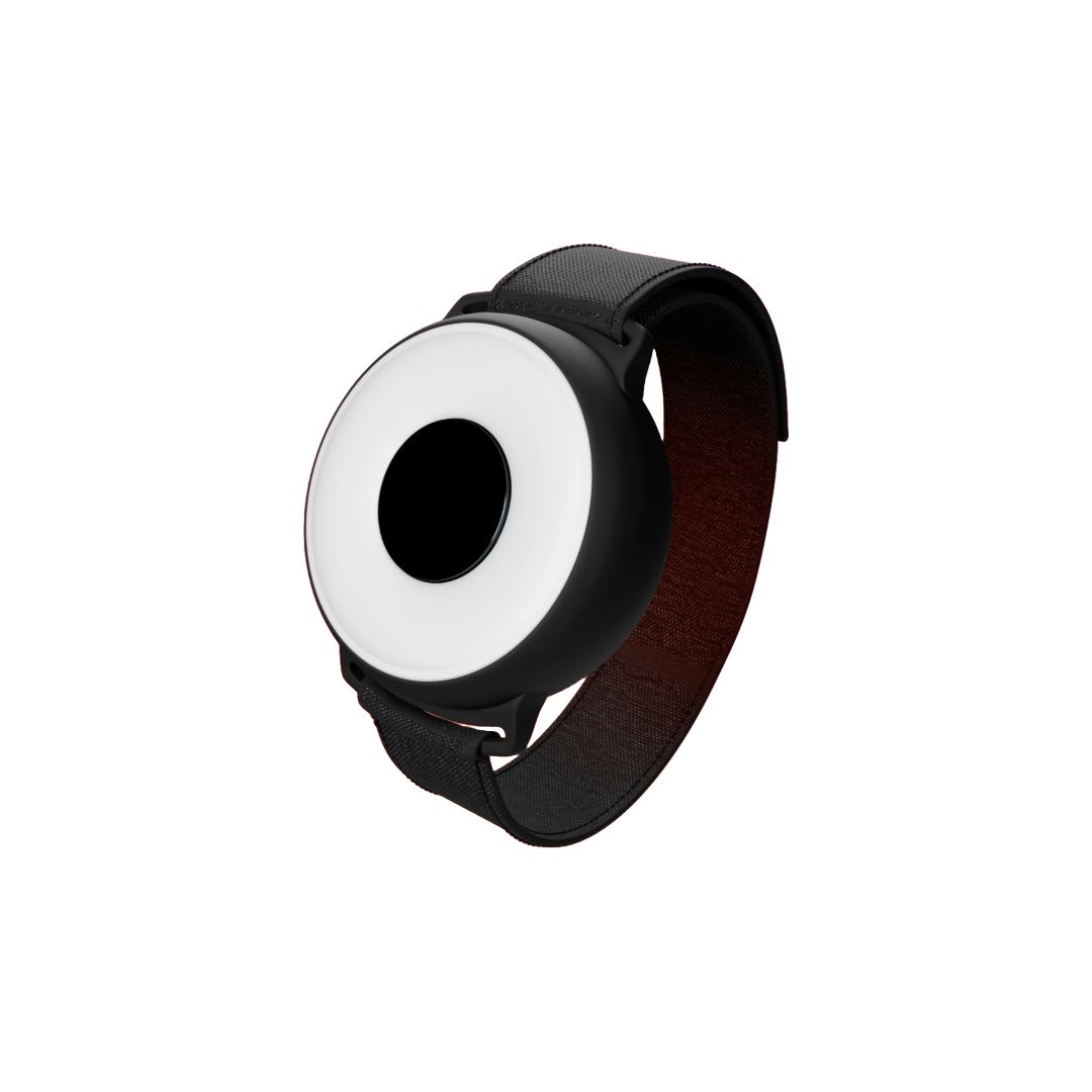 Rundes, schwarzes Gerät mit weißem Ring und schwarzem Loch in der Mitte. Befestigt an einem schwarzen Armband.