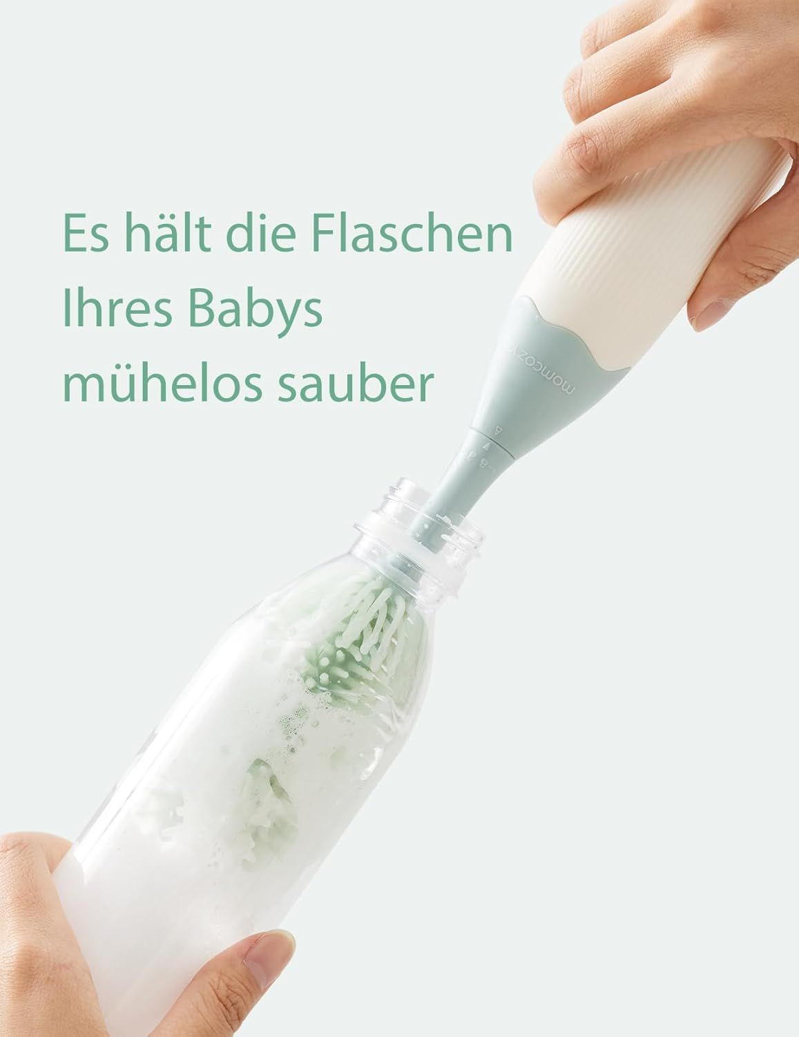 Momcozy Flaschenbürste reinigt Babyflasche mit Schaum.