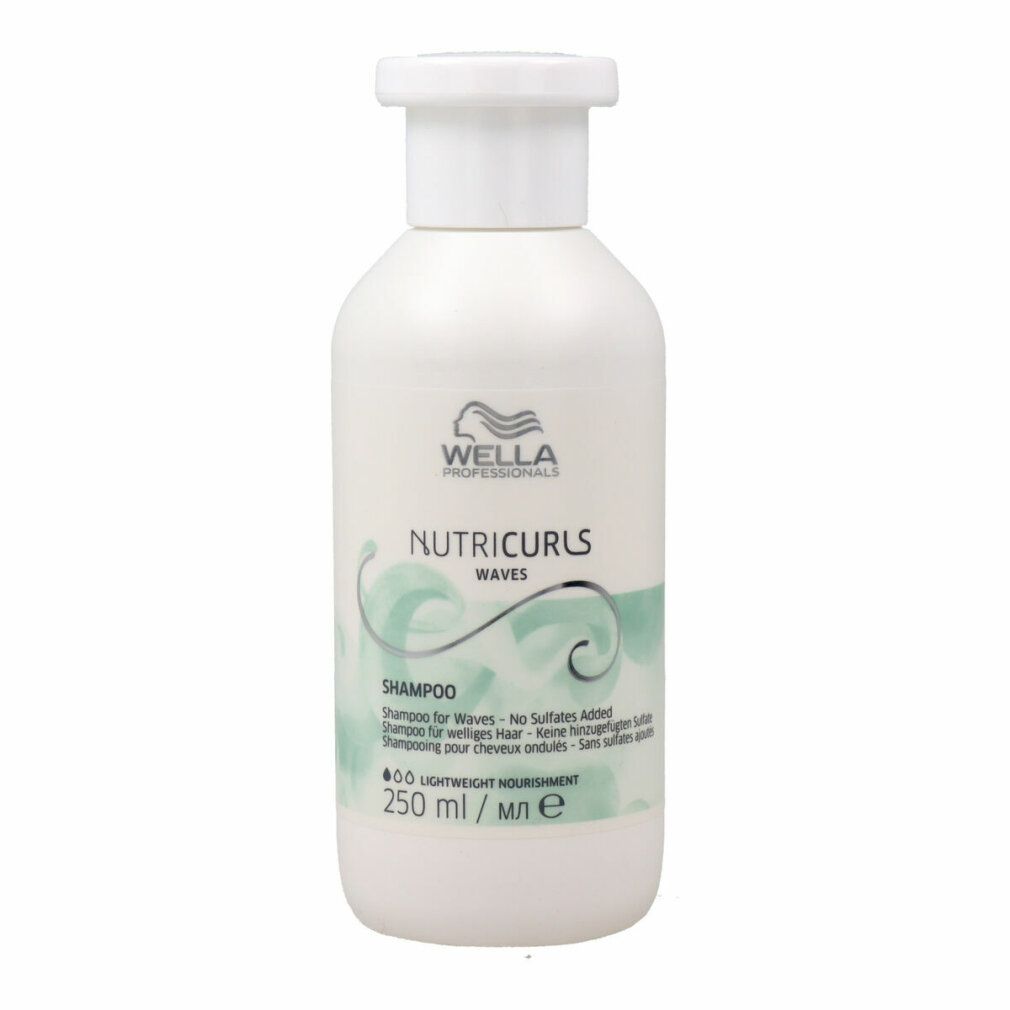 Weiße Shampoo-Flasche mit weißem Deckel. Aufschrift: Wella Nutricurls Waves Shampoo. 250 ml.